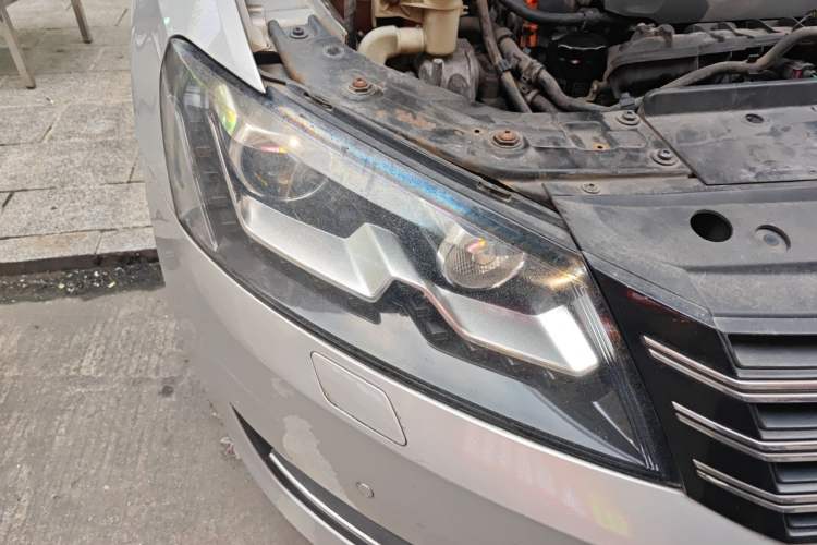 Used Volkswagen Passat 2011 1.8TSI DSG Prestige Edition Right Front Headlight