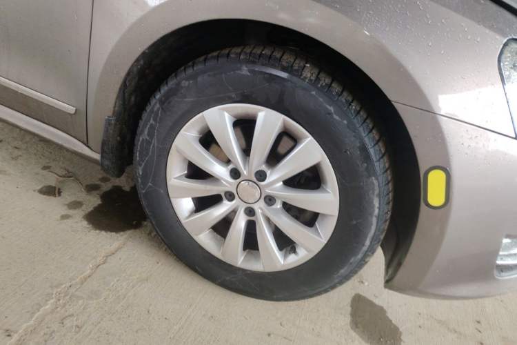 Used Volkswagen Passat 2011 1.8TSI Automatic Prestige Edition Right Front Wheel Hub