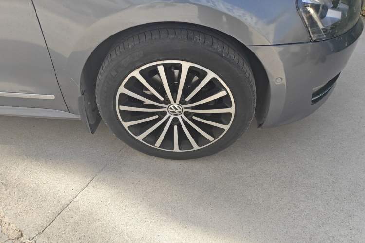 Used Volkswagen Passat 2011 1.8 TSI DSG Ultimate Edition Right Front Wheel Hub