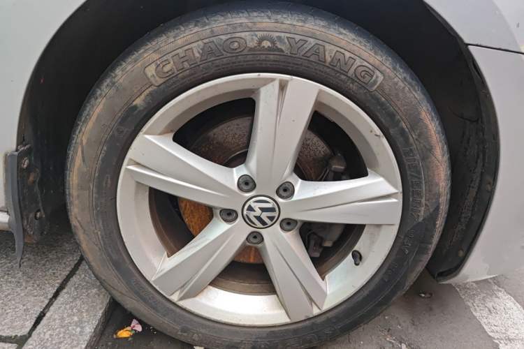 Used Volkswagen Passat 2011 1.8TSI DSG Prestige Edition Right Front Wheel Hub