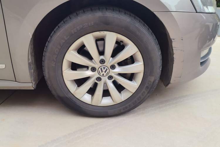 Used Volkswagen Passat 2011 1.8TSI Automatic Prestige Edition Right Front Wheel Hub