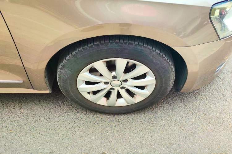 Used Volkswagen Passat 2011 1.8TSI Automatic Prestige Edition Right Front Wheel Hub