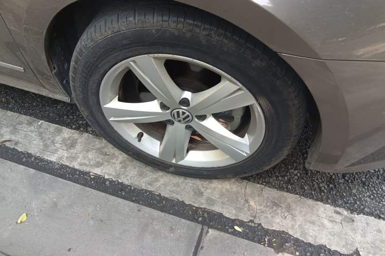 Used Volkswagen Passat 2011 2.0 TSI DSG Premium Edition Right Front Wheel Hub
