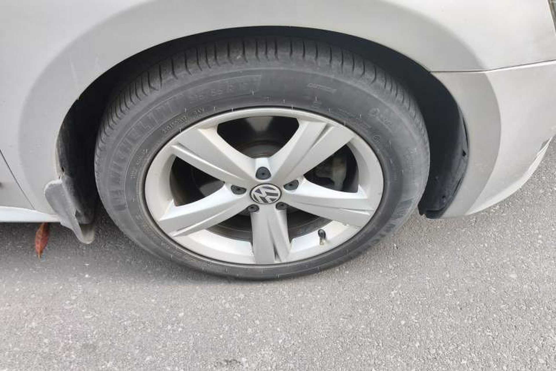 Used Volkswagen Passat 2011 1.8TSI DSG Prestige Edition Right Front Wheel Hub