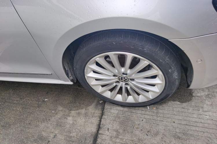 Used Volkswagen Passat 2011 1.8 TSI DSG Ultimate Edition Right Front Wheel Hub