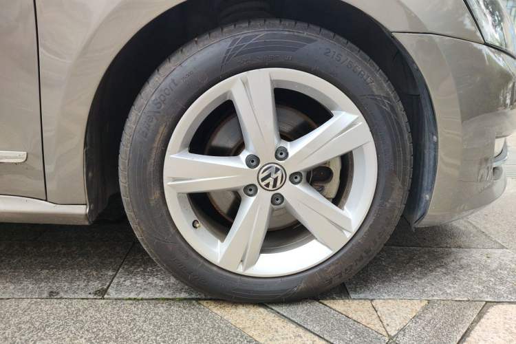 Used Volkswagen Passat 2011 1.8 TSI DSG Ultimate Edition Right Front Wheel Hub