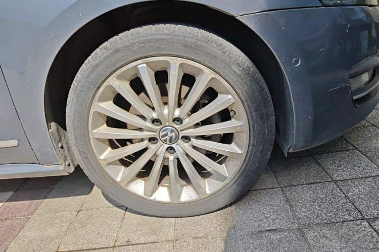 Used Volkswagen Passat 2011 1.8 TSI DSG Ultimate Edition Right Front Wheel Hub
