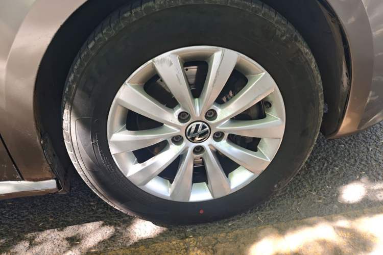 Used Volkswagen Passat 2011 1.8TSI Automatic Prestige Edition Right Front Wheel Hub