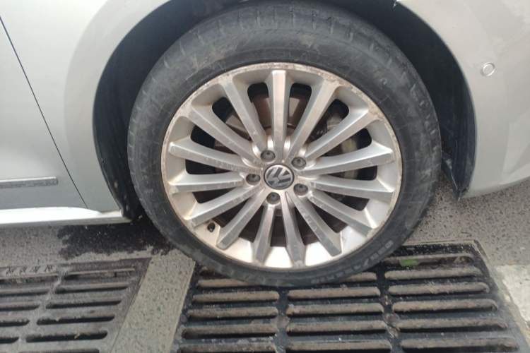 Used Volkswagen Passat 2011 3.0L V6 DSG Flagship Edition Right Front Wheel Hub