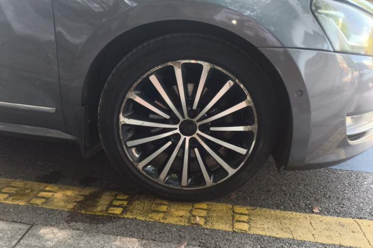 Used Volkswagen Passat 2011 1.8 TSI DSG Ultimate Edition Right Front Wheel Hub