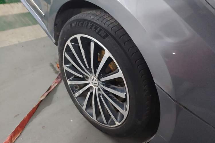 Used Volkswagen Passat 2011 1.8TSI DSG Prestige Edition Right Front Wheel Hub