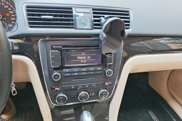 Used Volkswagen Passat 2011 1.8 TSI DSG Prestige Edition Audio And AC Panel