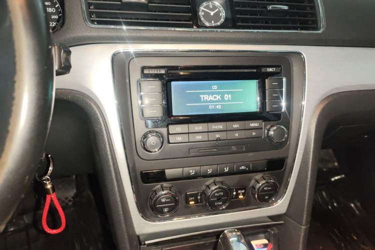 Used Volkswagen Passat 2011 1.8 TSI DSG Prestige Edition Audio And AC Panel
