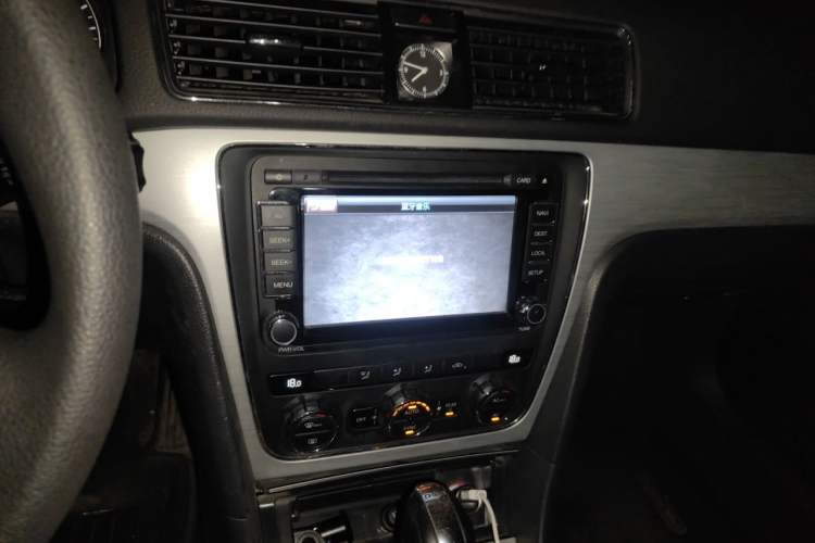 Used Volkswagen Passat 2011 1.8 TSI DSG Prestige Edition Audio And AC Panel