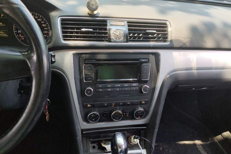 Used Volkswagen Passat 2011 1.8 TSI DSG Prestige Edition Audio And AC Panel