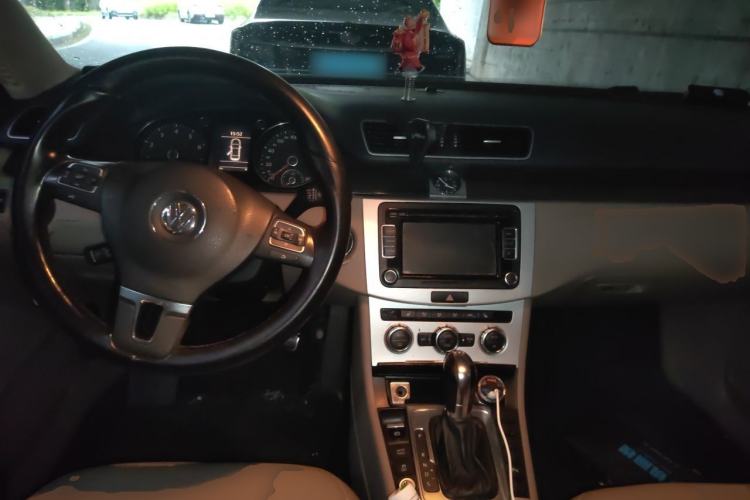 Used Volkswagen Passat 2011 2.0 TSI DSG Premium Edition Center Console