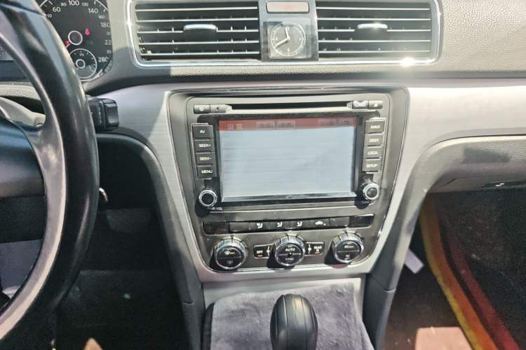 Used Volkswagen Passat 2011 1.8TSI Automatic Prestige Edition Audio And AC Panel