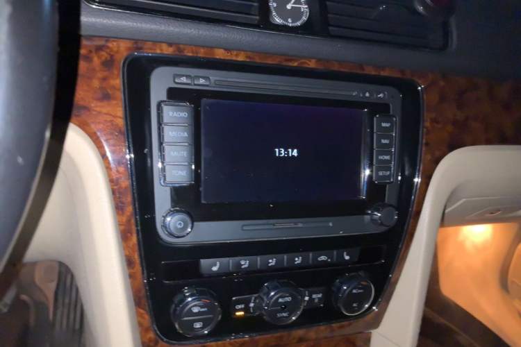 Used Volkswagen Passat 2011 2.0 TSI DSG Ultimate Edition Audio And AC Panel