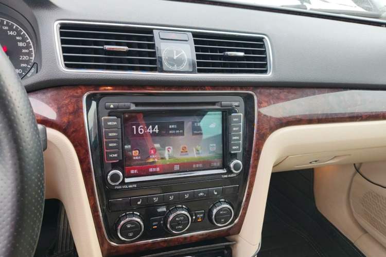 Used Volkswagen Passat 2011 2.0 TSI DSG Ultimate Edition Audio And AC Panel