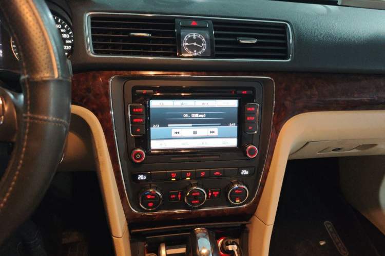 Used Volkswagen Passat 2011 1.8TSI DSG Prestige Edition Audio And AC Panel