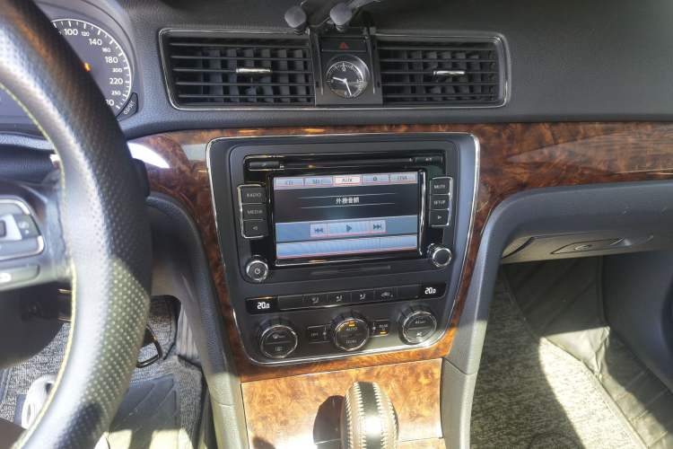 Used Volkswagen Passat 2011 1.8TSI DSG Prestige Edition Audio And AC Panel