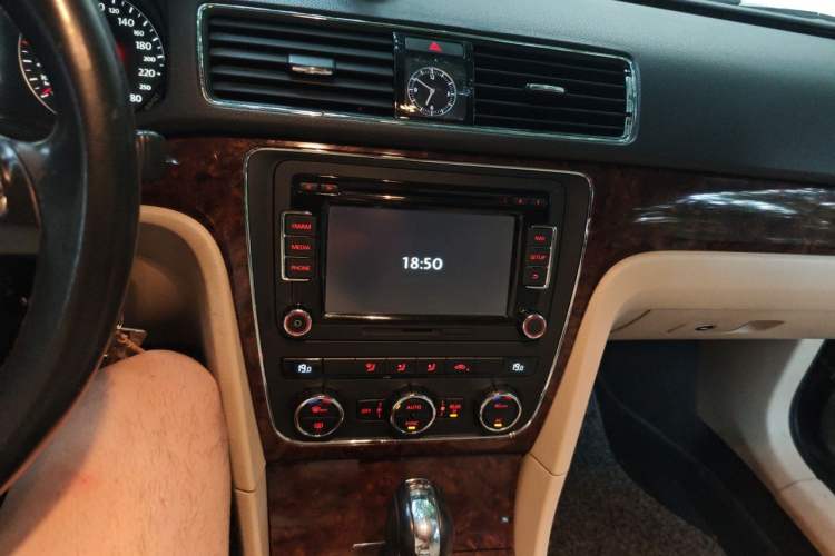 Used Volkswagen Passat 2011 1.8TSI DSG Prestige Edition Audio And AC Panel