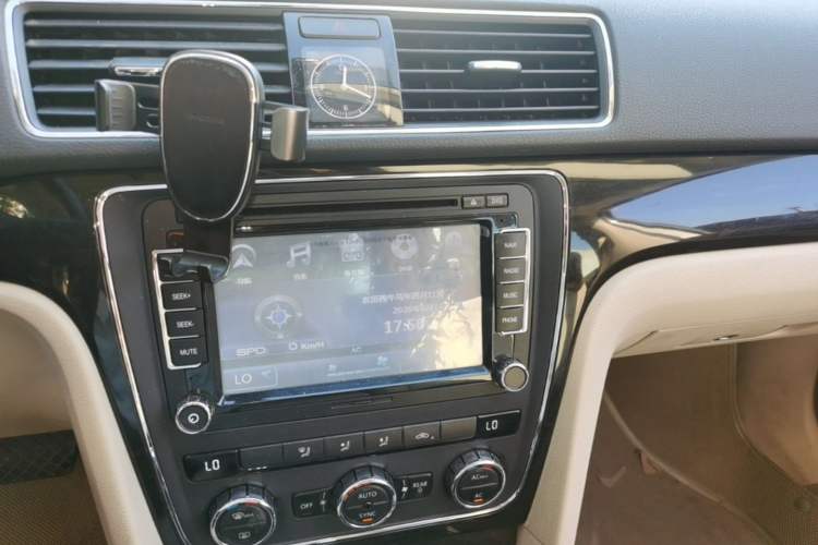 Used Volkswagen Passat 2011 1.8 TSI DSG Prestige Edition Audio And AC Panel