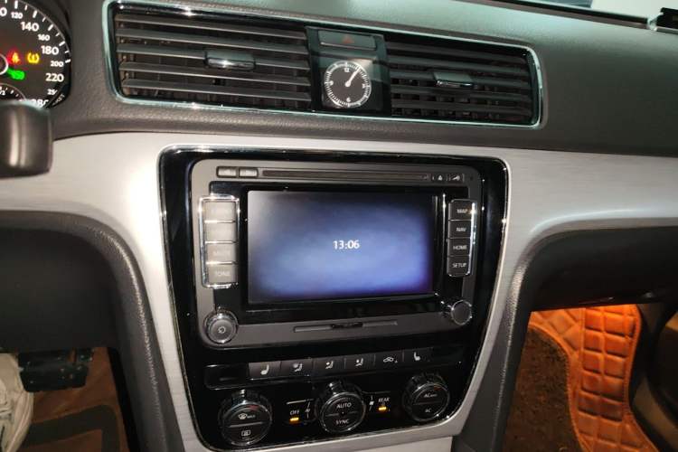 Used Volkswagen Passat 2011 2.0 TSI DSG Ultimate Edition Audio And AC Panel