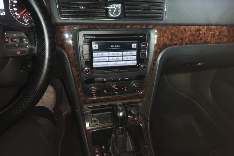 Used Volkswagen Passat 2011 1.8TSI DSG Prestige Edition Audio And AC Panel