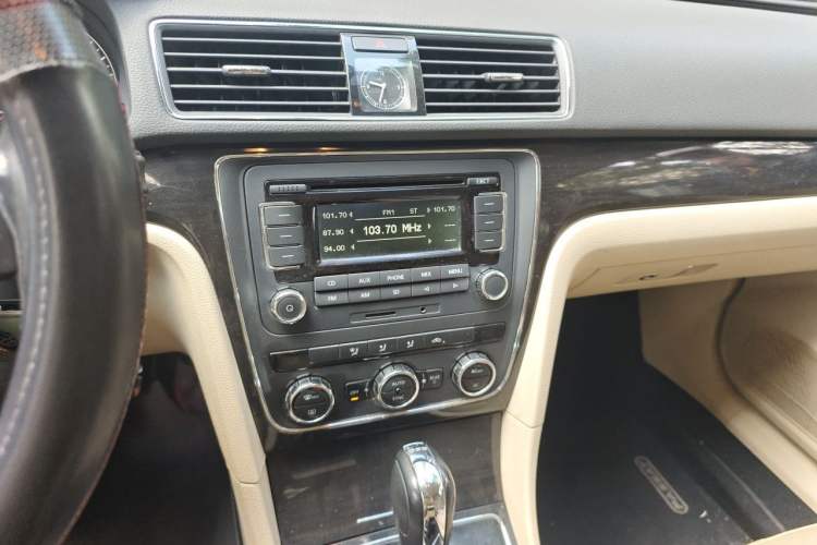 Used Volkswagen Passat 2011 1.8TSI Automatic Prestige Edition Audio And AC Panel