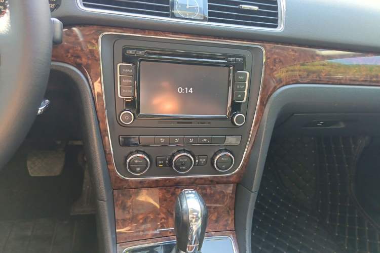 Used Volkswagen Passat 2011 1.8TSI DSG Prestige Edition Audio And AC Panel
