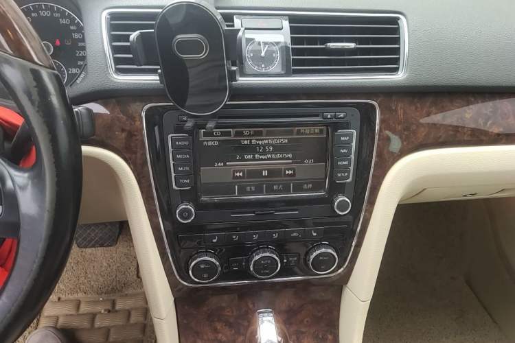 Used Volkswagen Passat 2011 2.0 TSI DSG Ultimate Edition Audio And AC Panel