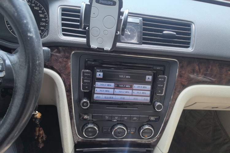 Used Volkswagen Passat 2011 1.8TSI DSG Prestige Edition Audio And AC Panel
