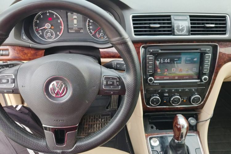 Used Volkswagen Passat 2011 2.0 TSI DSG Ultimate Edition Center Console