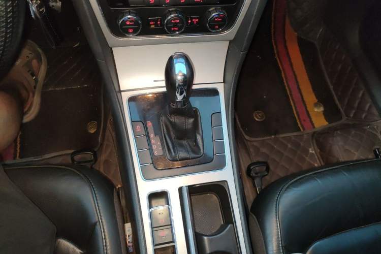 Used Volkswagen Passat 2011 1.8TSI Automatic Prestige Edition Gear Lever