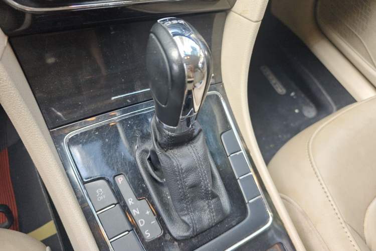 Used Volkswagen Passat 2011 1.8TSI Automatic Prestige Edition Gear Lever