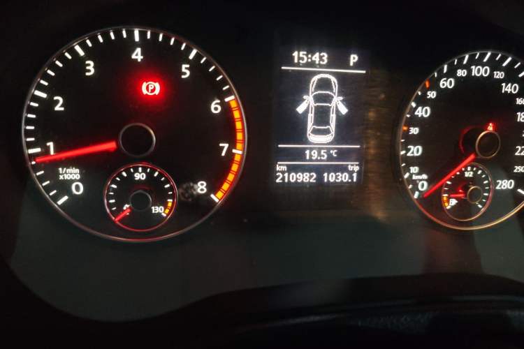 Used Volkswagen Passat 2011 1.8TSI DSG Prestige Edition Odometer Close Up