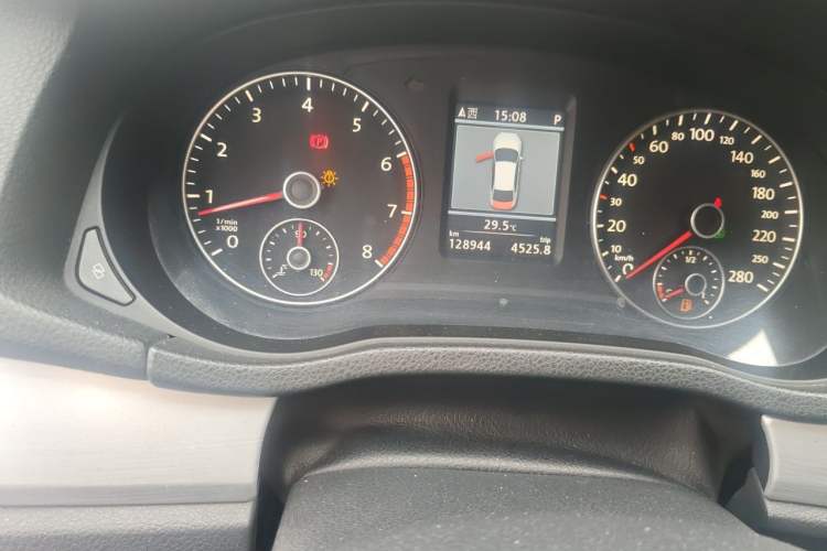 Used Volkswagen Passat 2011 1.8 TSI DSG Ultimate Edition Odometer Close Up