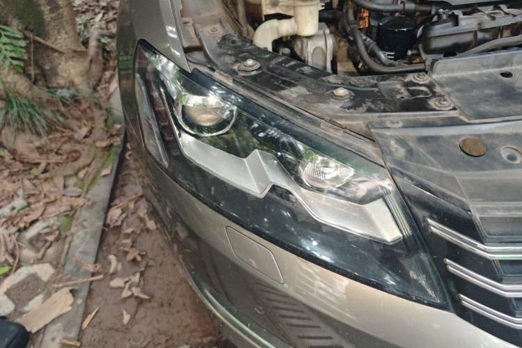 Used Volkswagen Passat 2011 1.8TSI DSG Prestige Edition Right Front Headlight