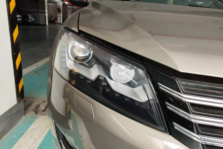 Used Volkswagen Passat 2011 2.0 TSI DSG Ultimate Edition Right Front Headlight