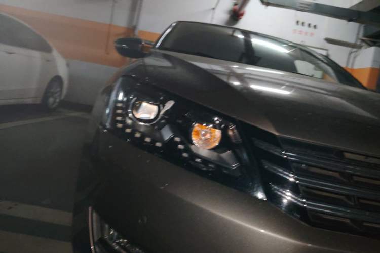 Used Volkswagen Passat 2011 1.8TSI DSG Prestige Edition Right Front Headlight