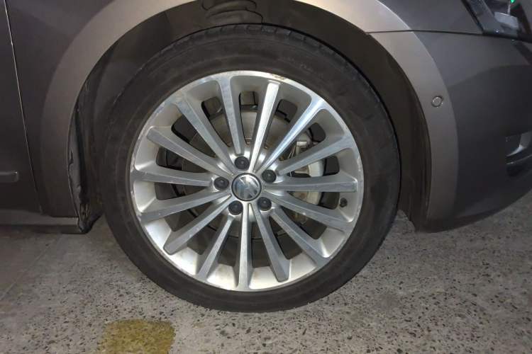 Used Volkswagen Passat 2011 2.0 TSI DSG Ultimate Edition Right Front Wheel Hub