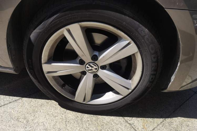 Used Volkswagen Passat 2011 1.8TSI DSG Prestige Edition Right Front Wheel Hub
