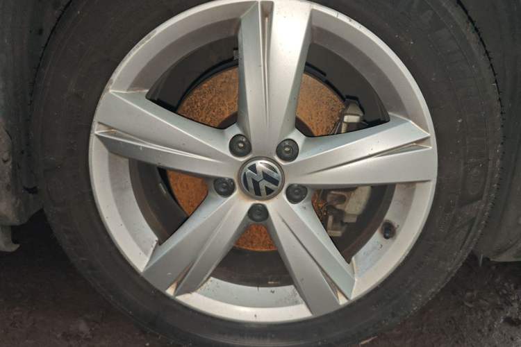 Used Volkswagen Passat 2011 1.8TSI DSG Prestige Edition Right Front Wheel Hub