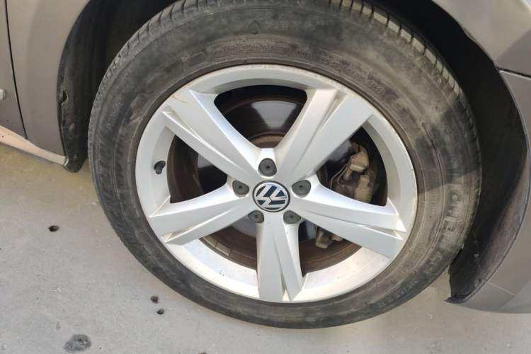 Used Volkswagen Passat 2011 1.8TSI DSG Prestige Edition Right Front Wheel Hub