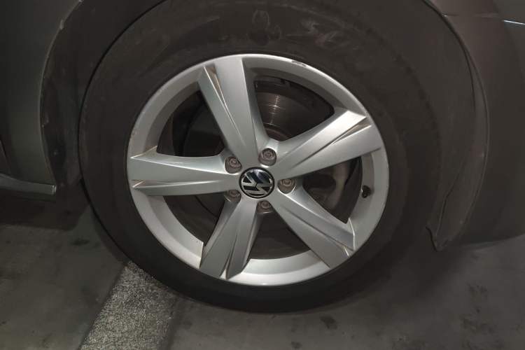 Used Volkswagen Passat 2011 1.8TSI DSG Prestige Edition Right Front Wheel Hub