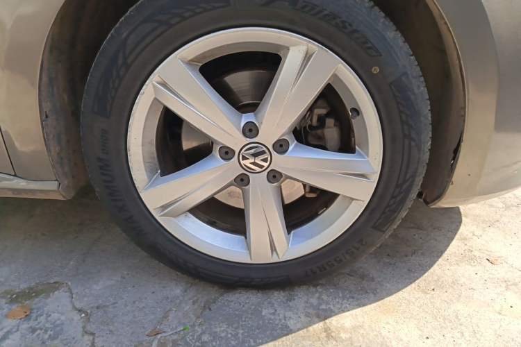 Used Volkswagen Passat 2011 1.8TSI DSG Prestige Edition Right Front Wheel Hub