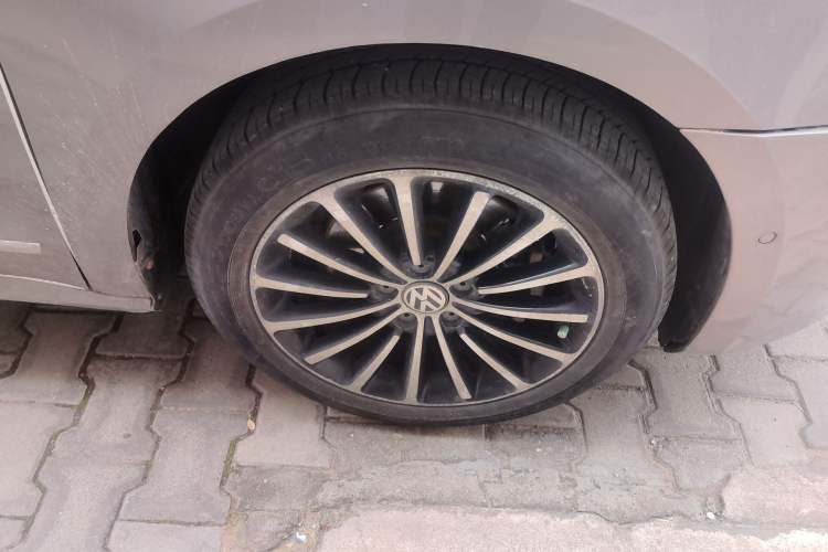 Used Volkswagen Passat 2011 2.0 TSI DSG Premium Edition Right Front Wheel Hub
