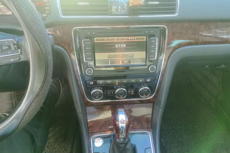 Used Volkswagen Passat 2013 1.8TSI DSG Ultimate Edition Audio And AC Panel