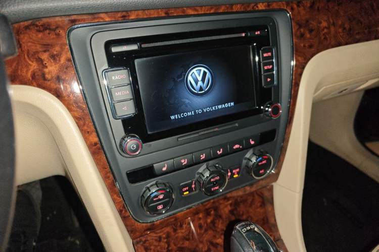 Used Volkswagen Passat 2013 1.8TSI DSG Prestige Edition Audio And AC Panel